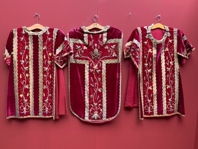 Complete Highmass Set, With Chasuble , 2 Dalmatics, Cope, 3 Maniples, 2 Stolae, Burse Und Chaliceveil.  style Romanesque en red velvet. Goldstitchery. , Southern Netherlands 18 th century