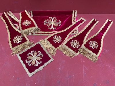 Complete Highmass Set, With Chasuble , 2 Dalmatics, Cope, 3 Maniples, 2 Stolae, Burse Und Chaliceveil.  style Romanesque en red velvet. Goldstitchery. , Southern Netherlands 18 th century