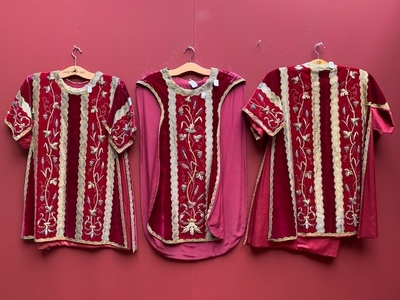 Complete Highmass Set, With Chasuble , 2 Dalmatics, Cope, 3 Maniples, 2 Stolae, Burse Und Chaliceveil.  style Romanesque en red velvet. Goldstitchery. , Southern Netherlands 18 th century