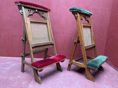 Series Of 50 Matching Gothic-Style Foldable Kneeler-Seats style Gothic - style en Oak Wood / Red & Green Velvet, Belgium  19 th century