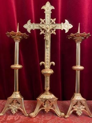 Altar Set Measures Cross H 61 Cm X W28 Cm X D 17 Cm. Measures Candle Sticks Without Pin 42 Cm. en Brass / Bronze / Gilt /  Polished and Varnished, France 19 th century ( Anno 1890 )