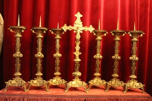 Altar Set Height Cross 80 Cm. Measures Candle Sticks 63 Cm Without Pin. style Romanesque en Bronze / Gilt, France 19th century