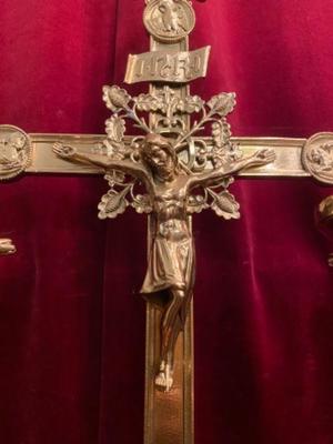 Altar - Set Candle Sticks With Matching Cross. Height Cross:  80 Cm  H X 38 Cm W.  style Romanesque - Style en Bronze / Gilt, France 19th century ( anno 1875 )