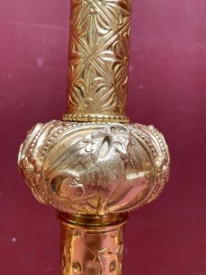 Romanesque - Style Altar - Set Candle Holders Measures Without Pin Height: 66 Cm. Cross Height 100 Cm X Wide 48 Cm X Dept 27 Cm style Romanesque - Style en Brass / Bronze Gilt / Polished and Varnished / Stones, France 19 th century ( Anno 1875 )