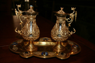 SET OF CRUETS , BRASS / GLASS / GILT / FILLEGRAIN / STONES / ENAMEL , DESK 28 X H. 15 CM / 11