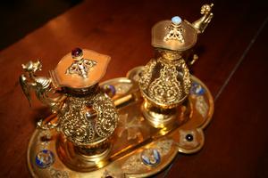 SET OF CRUETS , BRASS / GLASS / GILT / FILLEGRAIN / STONES / ENAMEL , DESK 28 X H. 15 CM / 11