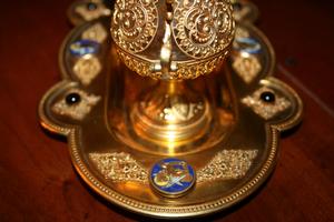 SET OF CRUETS , BRASS / GLASS / GILT / FILLEGRAIN / STONES / ENAMEL , DESK 28 X H. 15 CM / 11