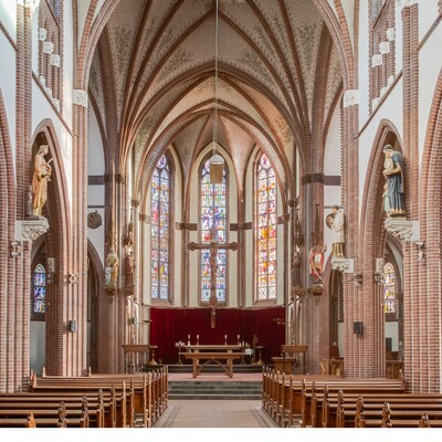 Complete Series Of 90 Solid Oak Church Pews Complete With Kneelers !!! 65 Pieces Left style Gothic - style en Oak wood, Leonardes Church Beek en Donk Netherlands 19 th century