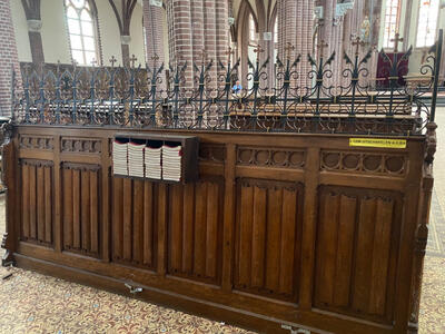 Complete Series Of 90 Solid Oak Church Pews Complete With Kneelers !!! 65 Pieces Left style Gothic - style en Oak wood, Netherlands  19 th century ( Anno 1890 )