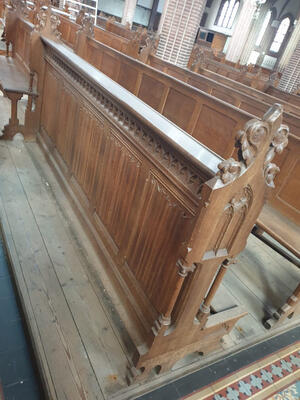 Complete Series Of 90 Solid Oak Church Pews Complete With Kneelers ! 65 Pieces Left style Gothic - style en Oak wood, Netherlands  19 th century ( Anno 1890 )