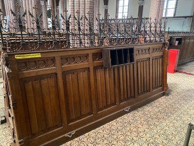 Complete Series Of 90 Solid Oak Church Pews Complete With Kneelers !!! 65 Pieces Left style Gothic - style en Oak wood, Netherlands  19 th century ( Anno 1890 )