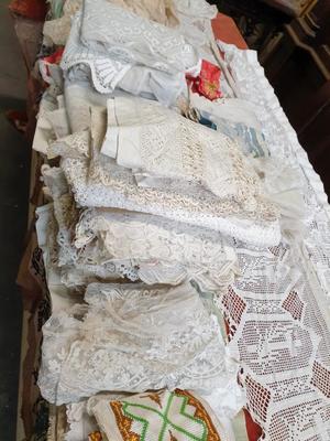 Great Lot Of Hand - Embroidered Liturgical Pieces And Lace en Fabrics / Embroidery & Lace, Belgium 18 th century & 19 th Century