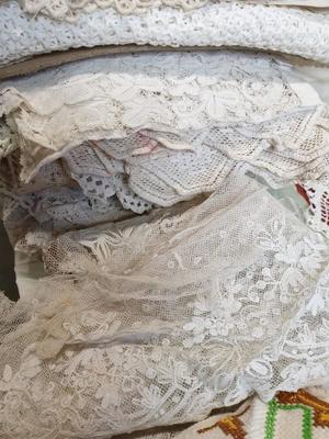 Great Lot Of Hand - Embroidered Liturgical Pieces And Lace en Fabrics / Embroidery & Lace, Belgium 18 th century & 19 th Century