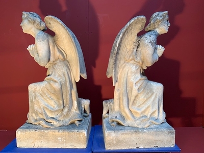 Angels en hand-carved sandstone, France 19th century