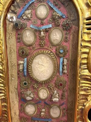 Exceptional Multi - Reliquaries. Relics : St. Lucia. St. Victor. St. Severinae. St. Fulgentia. St. Bonifacius. St. Vestina & More. style Baroque - Style en Wood / Gilt / Glass / Fabrics / Stones / Wax Medallions, Italy 17 th century Anno ( 1690 )