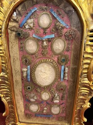 Exceptional Multi - Reliquaries. Relics : St. Lucia. St. Victor. St. Severinae. St. Fulgentia. St. Bonifacius. St. Vestina & More. style Baroque - Style en Wood / Gilt / Glass / Fabrics / Stones / Wax Medallions, Italy 17 th century Anno ( 1690 )