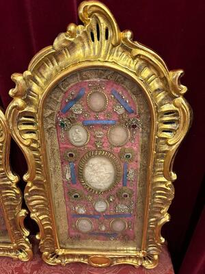 Exceptional Multi - Reliquaries. Relics : St. Lucia. St. Victor. St. Severinae. St. Fulgentia. St. Bonifacius. St. Vestina & More. style Baroque - Style en Wood / Gilt / Glass / Fabrics / Stones / Wax Medallions, Italy 17 th century Anno ( 1690 )