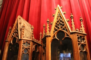 Matching Relic Shrines Containing Pair Of Hand - Carved Reliquaries ( Each 3 Relics ) And 58 Originally Sealed Relics  ( 20 Full Silver Theca S). style Gothic en fully - hand - carved, France 19th century