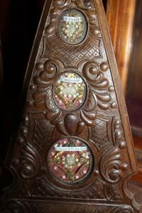 Matching Relic Shrines Containing Pair Of Hand - Carved Reliquaries ( Each 3 Relics ) And 58 Originally Sealed Relics  ( 20 Full Silver Theca S). style Gothic en fully - hand - carved, France 19th century