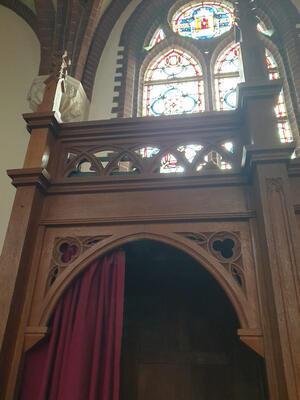 Matching Of Single Sided Solid Oak Confessionals  style Gothic - style en Oak wood, Netherlands  19 th century ( Anno 1910 )