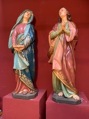 St. John & St. Mary Under The Cross. Signed Raffl Paris style Gothic - style en plaster polychrome / Glass Eyes, France 19th century ( anno 1885 )