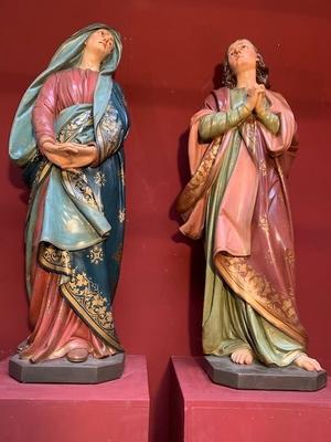 St. John & St. Mary Under The Cross. Signed Raffl Paris style Gothic - style en plaster polychrome / Glass Eyes, France 19th century ( anno 1885 )