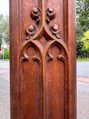 Statue Stands style Gothic - Style en Oak wood, Belgium  19 th century ( Anno 1885 )