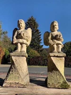 Hand - Carved Sandstone Angels en hand-carved sandstone, 20th century