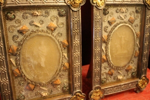 Reliquaries / Framed / Wax Medallions / Multiple Relics : De Tunica St. Dominic - St. Catharina M. St. Vrfulae + Soc. - St. Clementis - Multiple Martyrs. Italy 18 th century