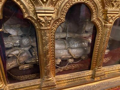 Exceptional Matching Pair Of Bronze / Gilt Gothic-Style Reliquaries Full Of Ex Ossibus Relics / Higher Price-Range style Romanesque - Style en Bronze - Gilt / Glass, France 19 th century ( Anno 1845 )